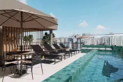 Piscina rooftop com espreguiçadeiras, guarda-sol, mesa e azulejos verdes com vista para o centro de Florianópolis — Mirá Apartments em Centro, Florianópolis