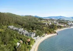 Vista aérea do empreendimento Miragio Cacupé com praia, mata e mar ao fundo em Florianópolis — Miragio en Cacupé, Florianópolis