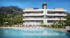 Piscina grande com espreguiçadeiras listradas, guarda-sol e fachada do edifício ao fundo com morro — Miragio en Cacupé, Florianópolis