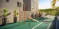 Espaço fitness ao ar livre com barras de crossfit, rampa inclinada, piso emborrachado verde e palmeiras — Miragio en Cacupé, Florianópolis