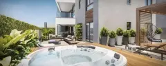 Varanda garden com hidromassagem redonda, deck de madeira, sofá externo e jardim com plantas — Miragio en Cacupé, Florianópolis