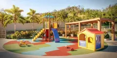Playground com torre colorida, escorregador, casinha amarela e piso emborrachado colorido com palmeiras — Miragio en Cacupé, Florianópolis