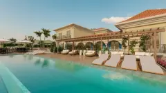 Piscina principal com deck, espreguiçadeiras, pergolado e arquitetura mediterrânea — Mirante dos Corais em Coqueiros, Florianópolis
