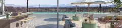 Piscina no rooftop com bar, sofás, cadeiras coloridas e vista panorâmica para o Campeche e morros — Mobby Campeche en Campeche, Florianópolis