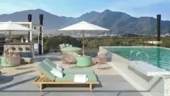Piscina do rooftop com espreguiçadeiras verdes, poltronas e vista para os morros — Mobby Campeche en Campeche, Florianópolis