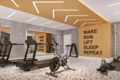 Academia com teto amarelo, esteiras, bike e mural motivacional Wake Run Lift Sleep Repeat — Mobby Campeche en Campeche, Florianópolis