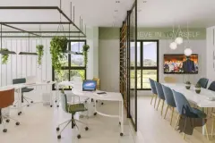 Coworking com sala de reunião envidraçada, TV, prateleiras e vista para os morros — Mobby Campeche en Campeche, Florianópolis