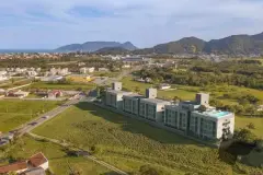Vista aérea do empreendimento no Campeche com morros ao fundo e mar ao longe — Mobby Campeche en Campeche, Florianópolis