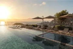 rooftop piscina espreguiçadeiras guarda-sóis vista mar baía cidade entardecer — Natus em Ponta das Canas, Florianópolis