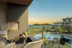 varanda gourmet churrasqueira mesa petisco cadeiras vista piscina jardim praia ilha entardecer — Nautic Campeche Fase 2 em Campeche, Florianópolis