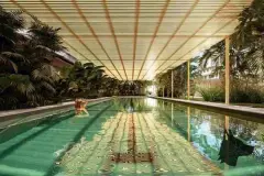 piscina coberta pergolado ripado madeira vegetação tropical pessoa nadando — Nautic Campeche Fase 2 em Campeche, Florianópolis