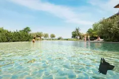 piscina raia água cristalina borda vegetação tropical palmeira pergolado vista mar — Nautic Campeche Fase 2 em Campeche, Florianópolis