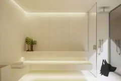 spa sauna branca iluminação LED indireta banco branco monstera chuveiro vidro — Nautic Campeche Fase 2 em Campeche, Florianópolis