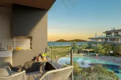 varanda gourmet churrasqueira mesa petisco cadeiras vista piscina jardim praia ilha entardecer — Nautic Campeche em Campeche, Florianópolis