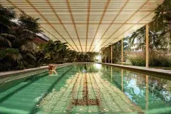 piscina coberta pergolado ripado madeira vegetação tropical pessoa nadando — Nautic Campeche em Campeche, Florianópolis