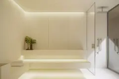 spa sauna branca iluminação LED indireta banco branco monstera chuveiro vidro — Nautic Campeche em Campeche, Florianópolis