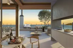 varanda gourmet churrasqueira mesa redonda sofá externo árvore vista mar ilha entardecer — Nautic Campeche em Campeche, Florianópolis