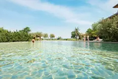 área lazer coberta pergolado ripado poltrona sofá espreguiçadeiras jardim piscina entardecer — Nautic Campeche em Campeche, Florianópolis