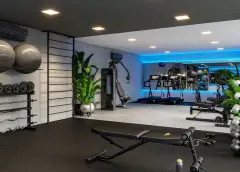academia dark LED azul halteres rack bolas medicinais aparelhos esteiras planta — Neo Continente em Estreito, Florianópolis
