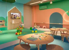 brinquedoteca paredes verdes e salmão mesas redondas brinquedos blocos coloridos TV arcos — Neo Continente em Estreito, Florianópolis
