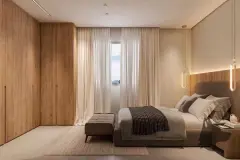 suíte cama casal painel madeira roupeiro pendentes cortinas vista janela — Neo Continente em Estreito, Florianópolis