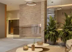 lobby hall coluna tijolo palmeira mesa café vasos pendentes circulares — Neo Continente em Estreito, Florianópolis