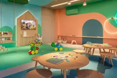 brinquedoteca brinquedos blocos coloridos trem madeira mesas infantis TV — Neo Continente em Estreito, Florianópolis