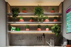horta interna prateleiras iluminadas vasos cerâmica geométricos ervas plantas — Neo Continente em Estreito, Florianópolis