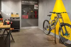 bike station sala ferramentas parede pegboard bicicleta mountain bike bancada — Neo Continente em Estreito, Florianópolis