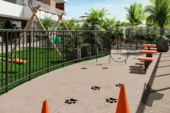 pet place agility pistas patas impressas gradil área infantil ao fundo — Neo Continente em Estreito, Florianópolis