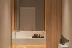 banheiro lavabo pia mármore painel madeira espelho iluminação quente — Neo Continente em Estreito, Florianópolis