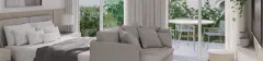 suíte panorâmica cama casal sofá cinza claro varanda jardim folhagem mesa cadeira externa TV — Next Trindade em Trindade, Florianópolis
