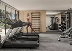academia esteiras mulher correndo escada barra madeira aparelhos musculação janelas jardim — Next Trindade em Trindade, Florianópolis
