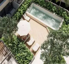 piscina ângulo alternativo deck madeira espreguiçadeiras guarda-sol vegetação tropical — Next Trindade em Trindade, Florianópolis