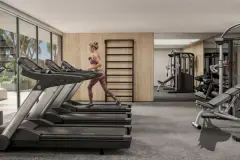 academia esteiras mulher correndo escada barra aparelhos banco musculação janela piso cinza — Next Trindade em Trindade, Florianópolis