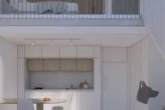 cozinha integrada mezzanino acima armários brancos madeira fogão bancada mármore — Next Trindade em Trindade, Florianópolis