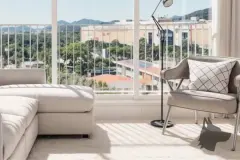 sala jantar mesa redonda cadeiras vaso bananeira varanda jardim vista montanhas — Next Trindade em Trindade, Florianópolis