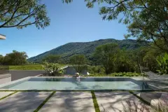piscina borda infinita mulher chapéu chapéu vista montanhas verdes rede espreguiçadeira — Oazys em Santo Antônio de Lisboa, Florianópolis