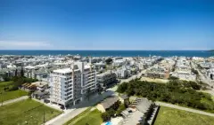 vista aérea drone edifício bairro Ingleses mar azul ao fundo — Oceanic Residence em Ingleses, Florianópolis