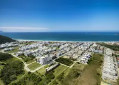 vista aérea panorâmica bairro Ingleses praia mar azul ilhas edifício ao centro — Oceanic Residence em Ingleses, Florianópolis