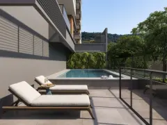 piscina deck espreguiçadeiras taças jardim vertical fachada colina ao fundo — Oceanic Residence em Ingleses, Florianópolis