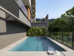 piscina ângulo frontal deck toalhas jardim vertical fachada colina ao fundo — Oceanic Residence em Ingleses, Florianópolis