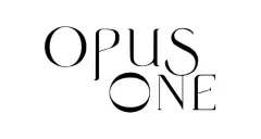 logotipo Opus One tipografia serif preta fundo branco — Opus One em Cachoeira do Bom Jesus, Florianópolis