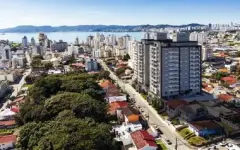 vista aérea drone fachada real edifício bairro Canto Florianópolis lagoa mar montanhas — Orquídea Branca em Canto, Florianópolis
