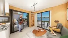 living sala render casal sofá cinza mesa café madeira estante janelas panorâmicas vista Baía Sul Florianópolis ponte bairro — Park View Residence em Coqueiros, Florianópolis