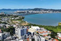 vista aérea drone bairro Coqueiros Baía Sul ponte Florianópolis montanhas logo Park View Residence — Park View Residence em Coqueiros, Florianópolis