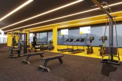 academia render parede amarela esteiras bicicletas musculação halteres banco piso borracha iluminação LED pessoa — Parkside Itacorubi em Itacorubi, Florianópolis