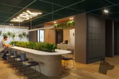 coworking render mesa longa branca cadeiras pretas LED neon WORK jardim suspenso teto escuro pessoa notebook — Parkside Itacorubi em Itacorubi, Florianópolis