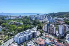vista aérea drone real bairro Itacorubi Florianópolis baía norte morros prédios árvores dia céu azul — Parkside Itacorubi em Itacorubi, Florianópolis