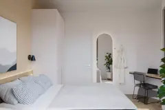 dormitório casal render cama casal arco portal iluminado roupão escrivaninha notebook planta cabeceira madeira — Parkside Itacorubi em Itacorubi, Florianópolis